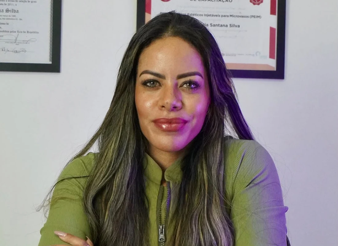 Ana Patrícia Santana no consultório da ANAPS, com os certificados de formação ao fundo